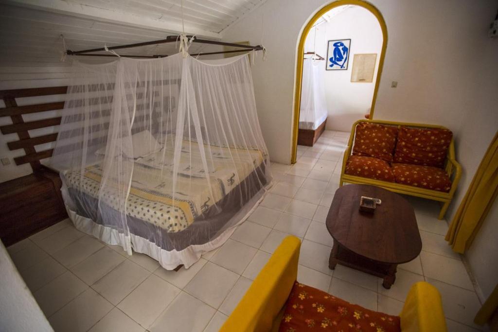 Chez Maggie Hotel & Restaurant Морондава Екстериор снимка