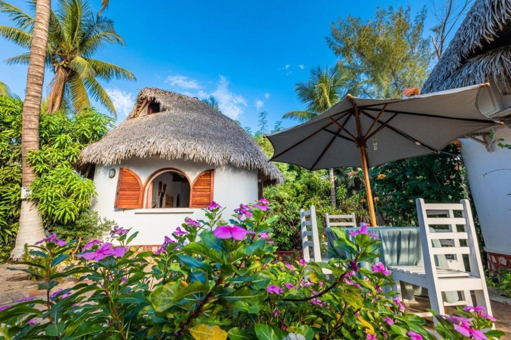 Chez Maggie Hotel & Restaurant Морондава Екстериор снимка
