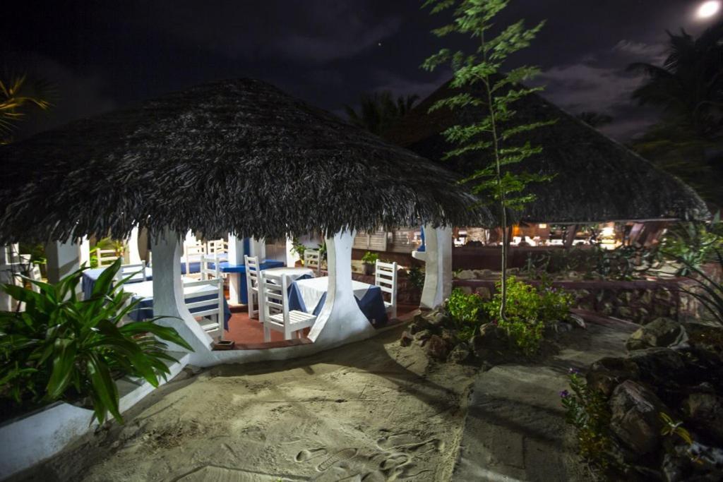 Chez Maggie Hotel & Restaurant Морондава Екстериор снимка