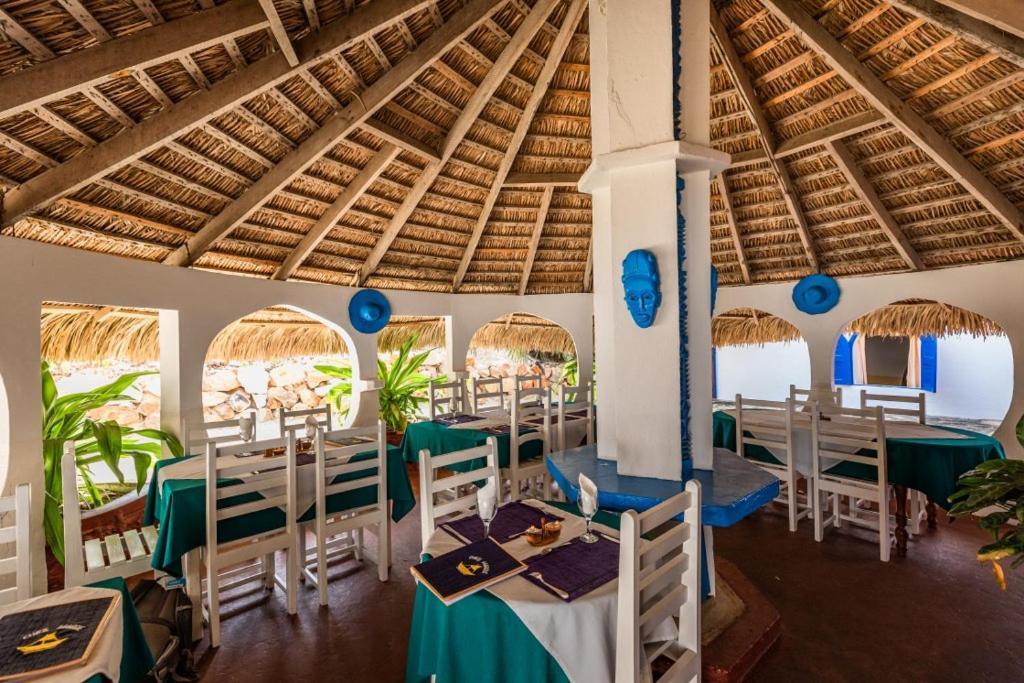 Chez Maggie Hotel & Restaurant Морондава Екстериор снимка