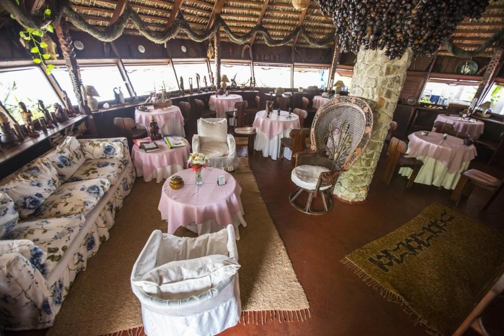 Chez Maggie Hotel & Restaurant Морондава Екстериор снимка