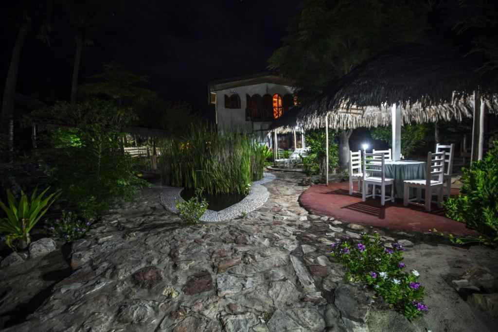 Chez Maggie Hotel & Restaurant Морондава Екстериор снимка